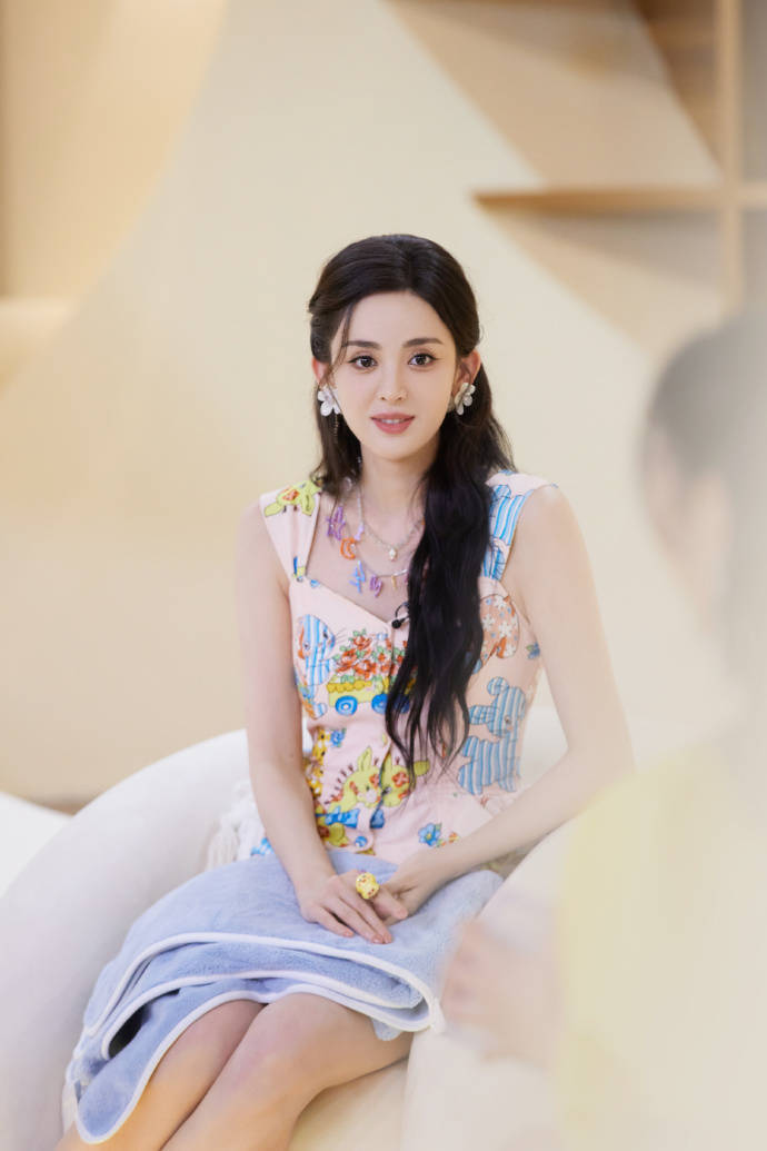 娜扎穿童趣糖果系印花裙超靓!香肩大长腿太美艳