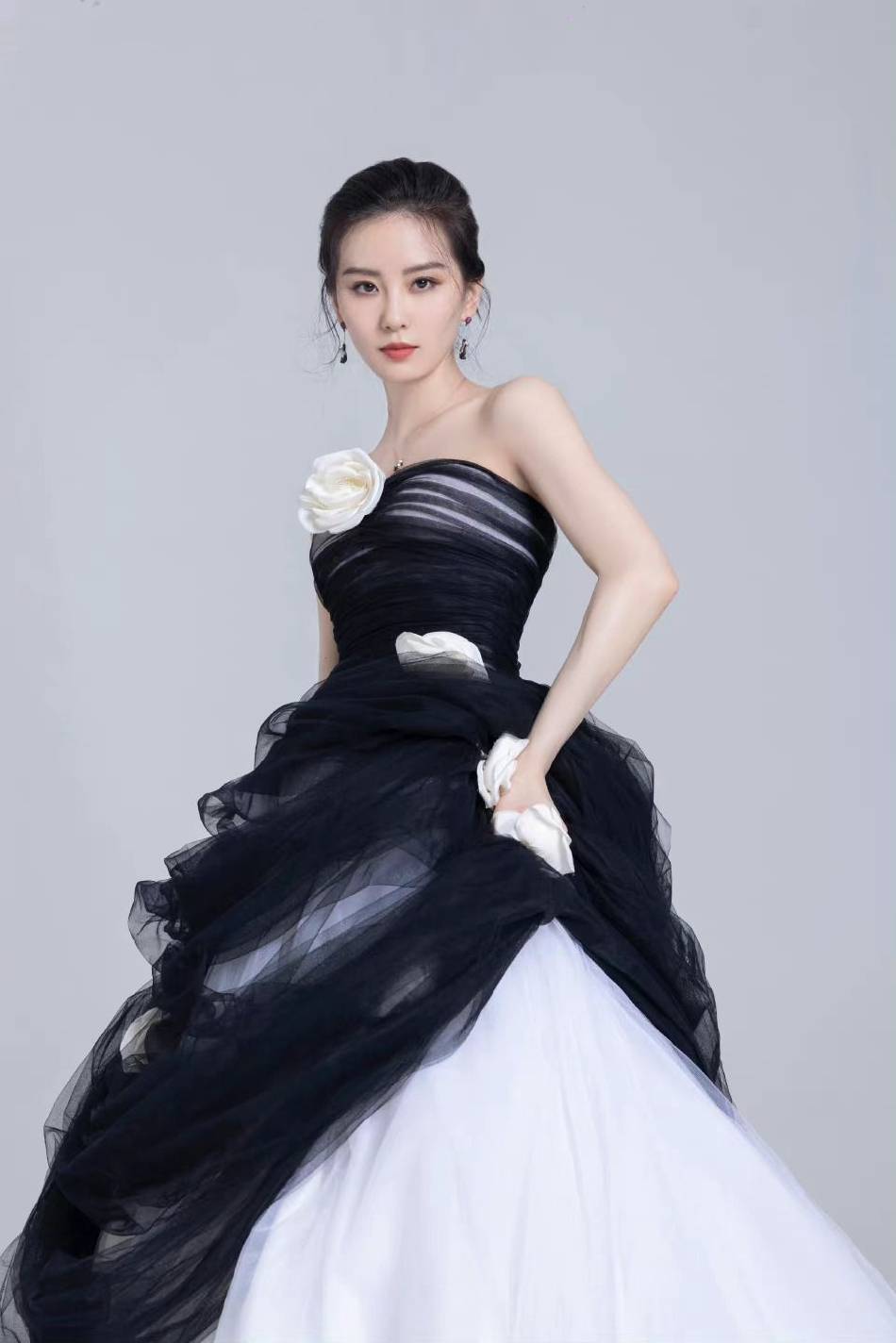 刘诗诗穿黑白抹胸纱裙大秀香肩！冷艳美人气质优雅大方