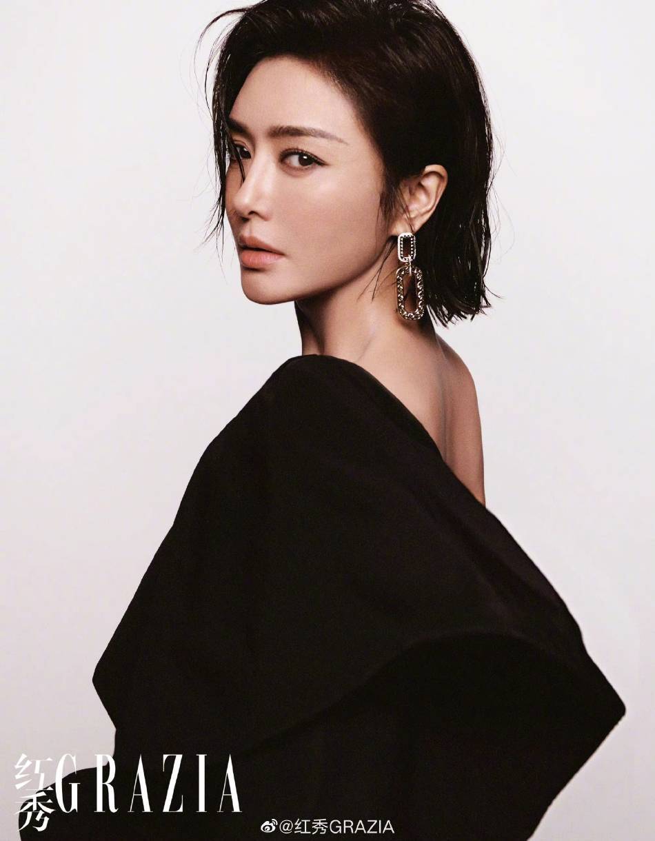 秦岚穿黑色抹胸裙大秀白皙美腿！气场强大性感撩人