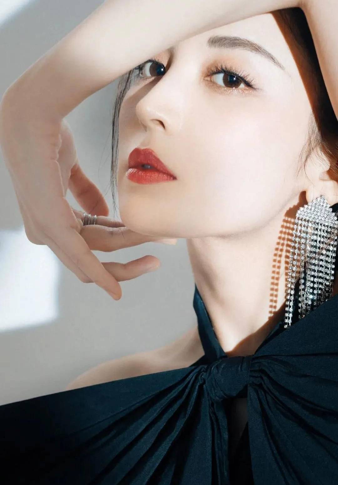 古力娜扎美图大秀事业线！雪肤玉貌魔鬼身材太性感火辣