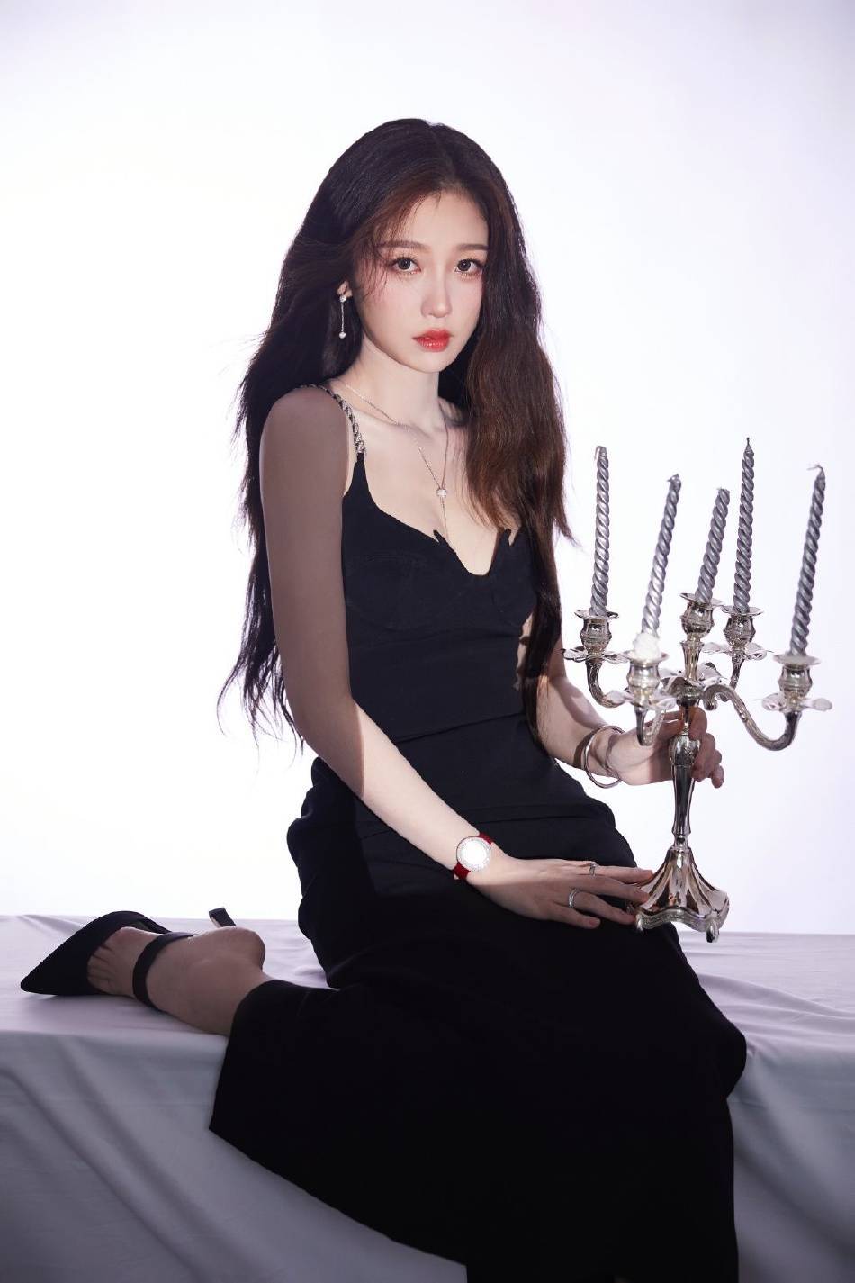 虞书欣珠链吊带小黑裙大秀事业线!皮肤白皙性感火辣