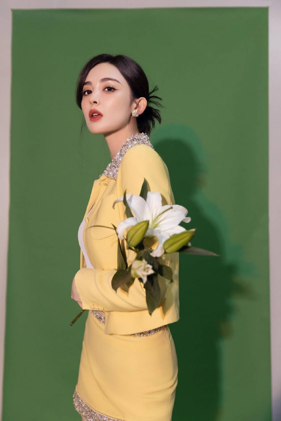 古力娜扎奶黄色短裙大秀长腿！雪肤玉貌曼妙身材美呆了