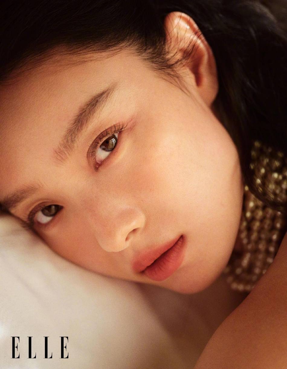 倪妮穿短裙大秀白皙长腿！身材性感柔美动人