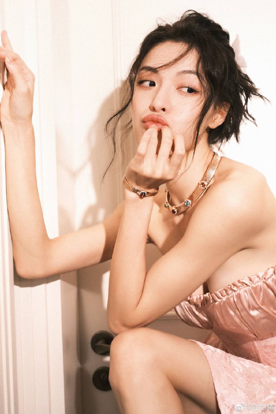 钟楚曦穿抹胸短裙露出事业线!凹凸有致身材长腿性感撩人