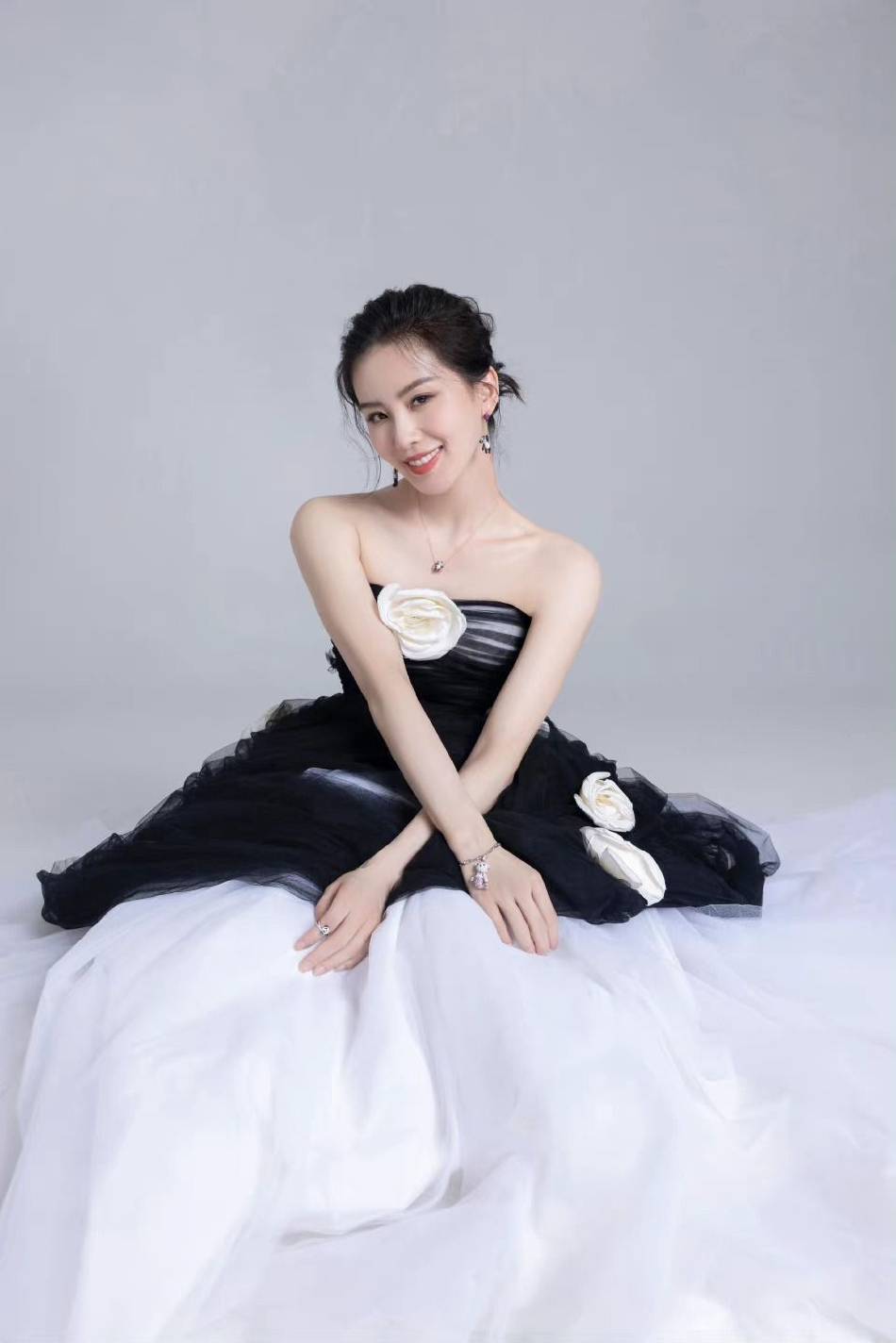 刘诗诗穿黑白抹胸纱裙大秀香肩！冷艳美人气质优雅大方