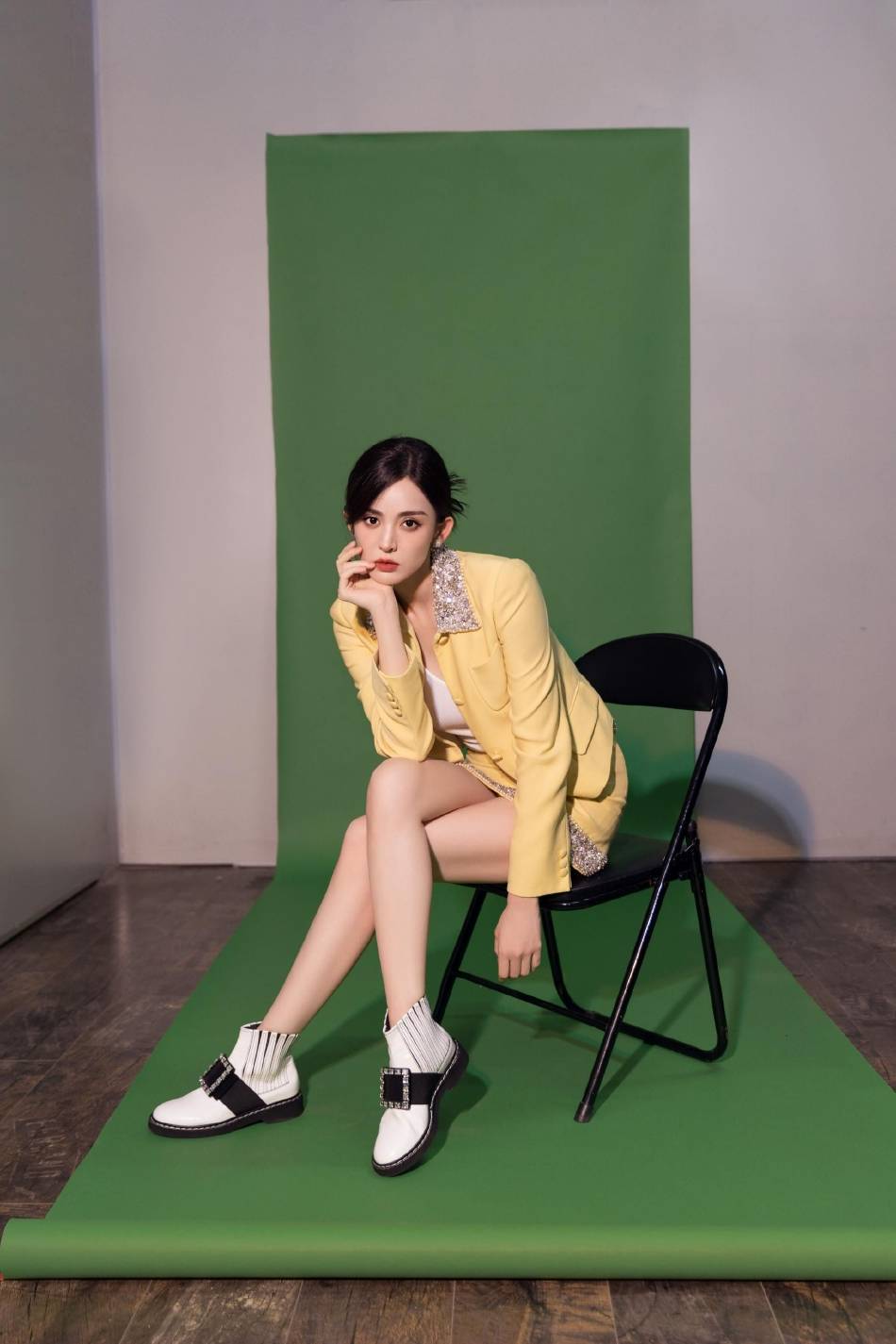 古力娜扎奶黄色短裙大秀长腿！雪肤玉貌曼妙身材美呆了