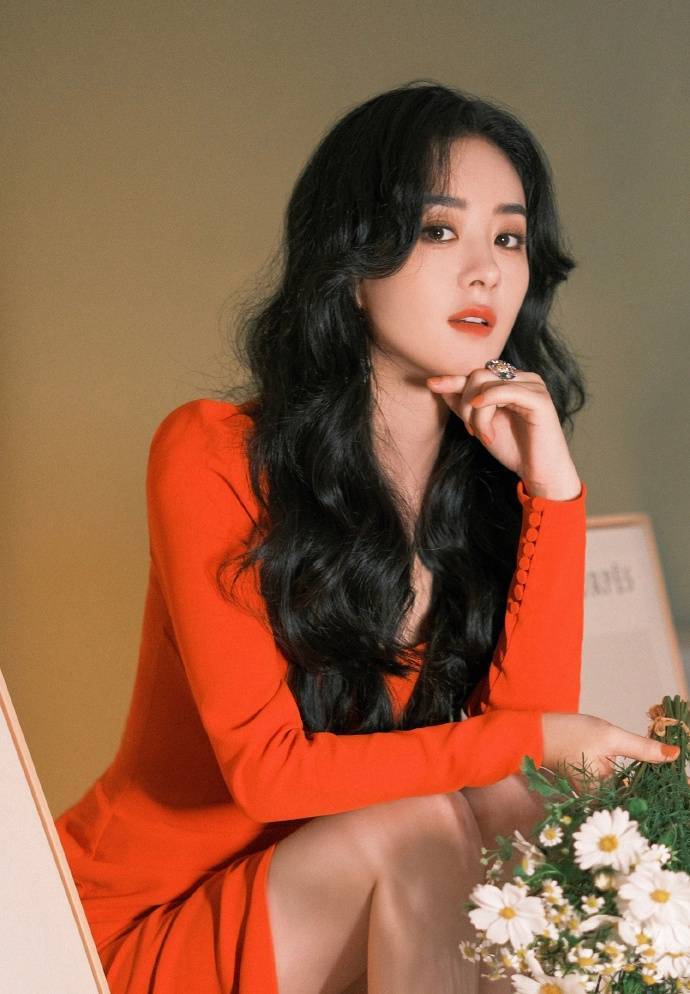 赵丽颖穿红色紧身裙大秀白皙美腿！港风韵味十足美得让人窒息