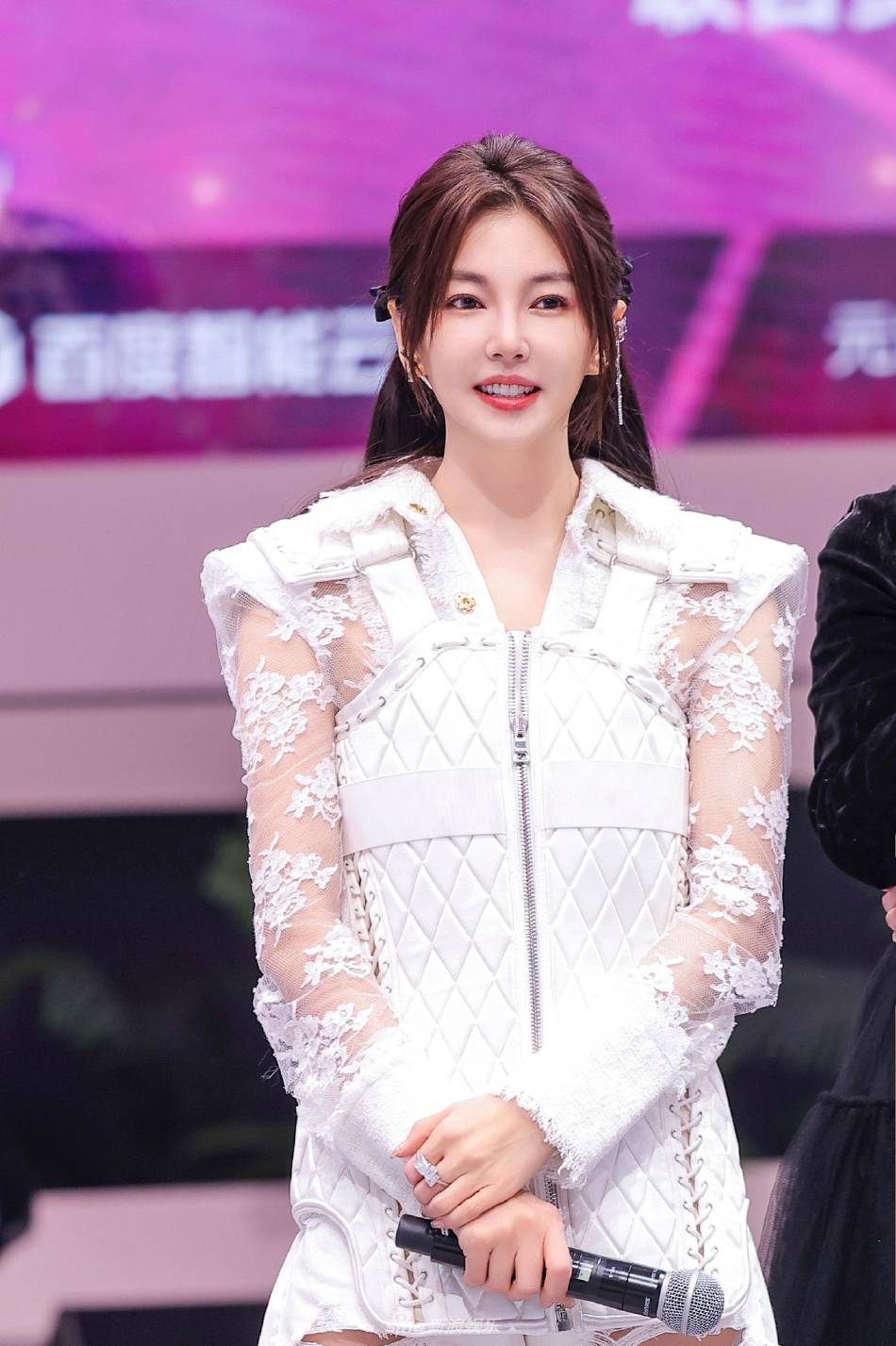 张雨绮穿修身套装凸显曼妙身材!双手拿话筒的样子美艳动人