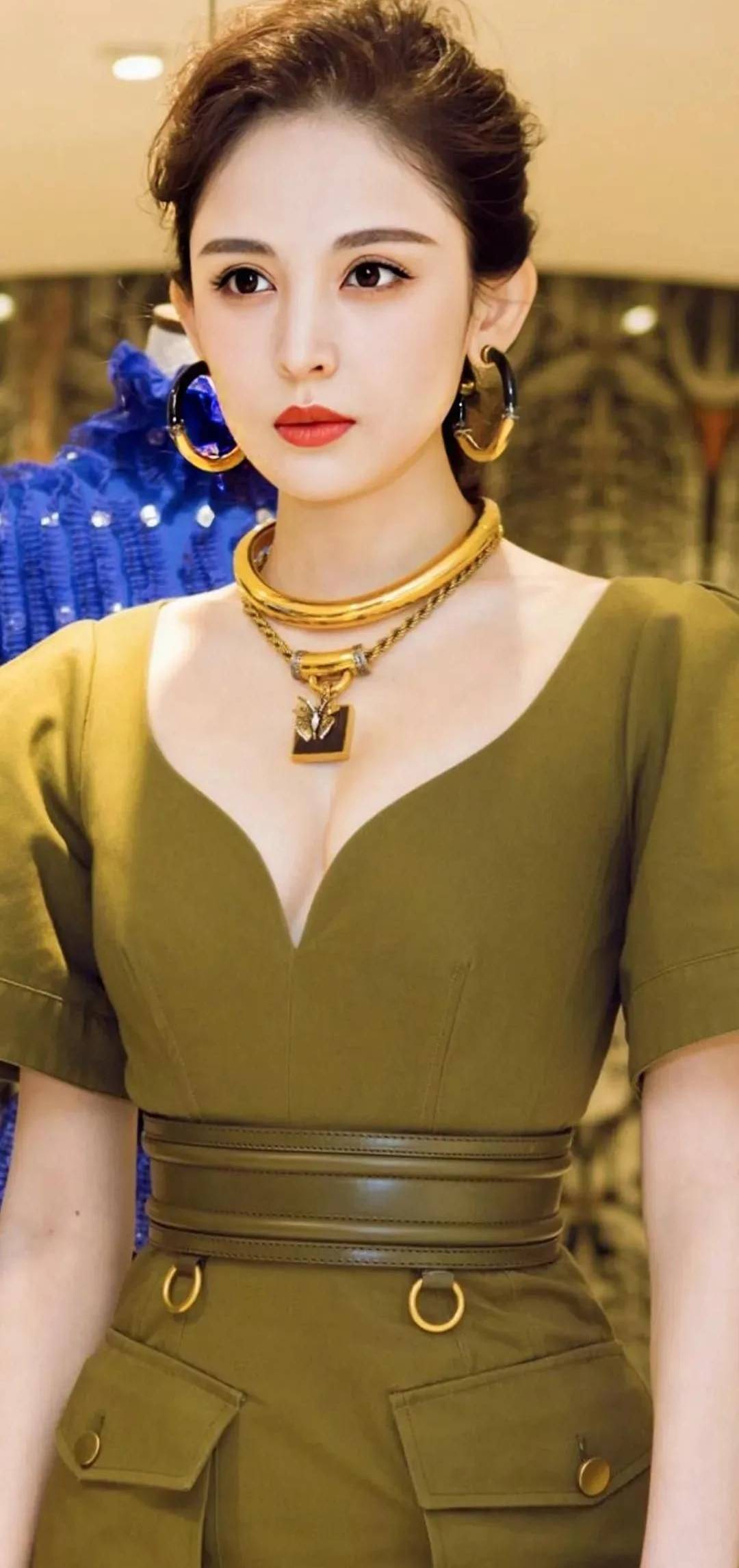 古力娜扎美照大秀事业线！肤白貌美大长腿性感迷人