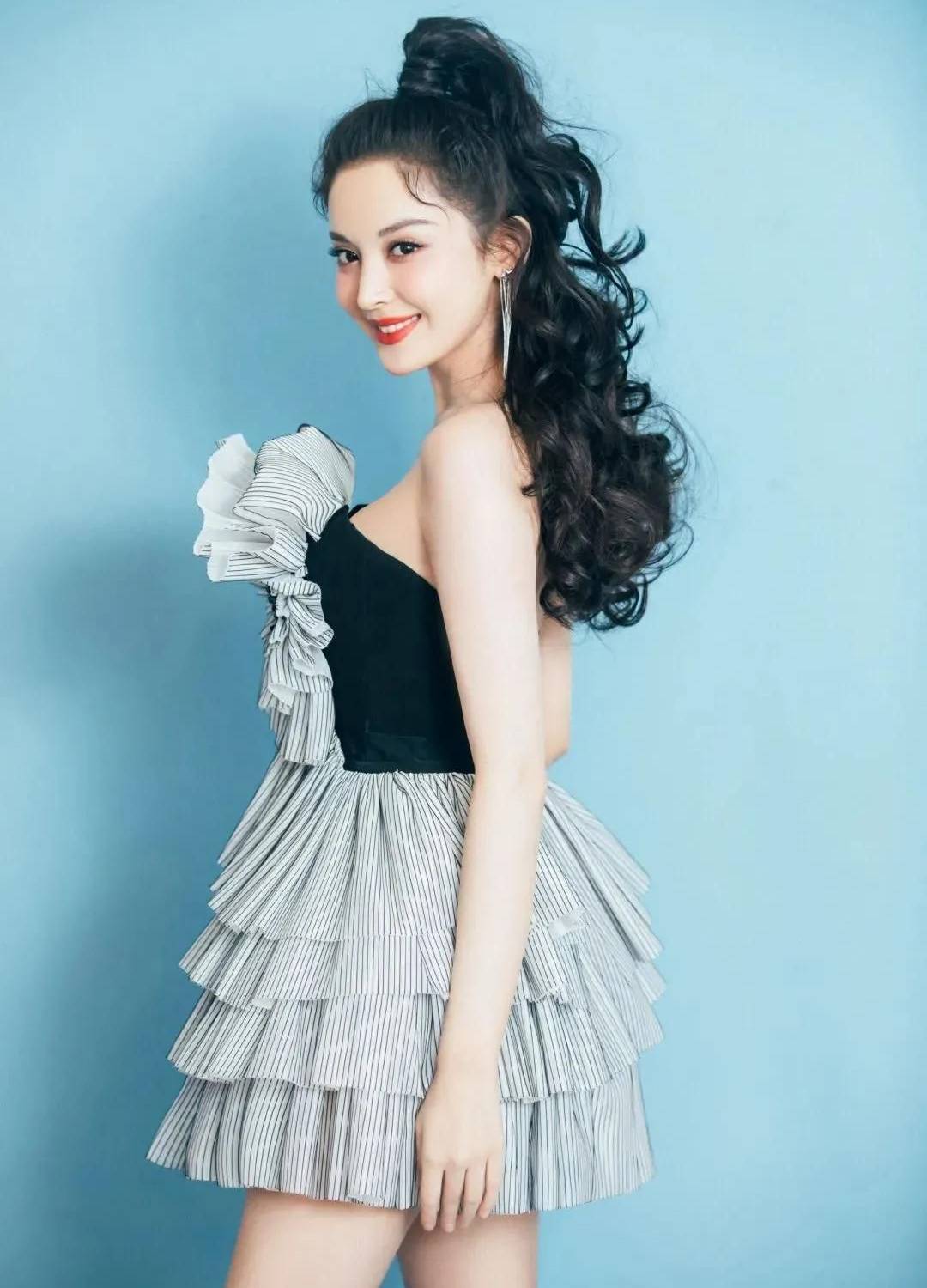 古力娜扎美照大秀事业线！肤白貌美大长腿性感迷人