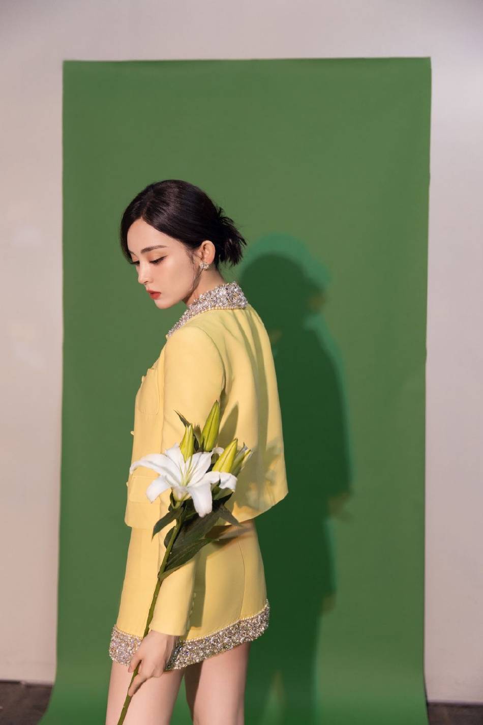 古力娜扎奶黄色短裙大秀长腿！雪肤玉貌曼妙身材美呆了