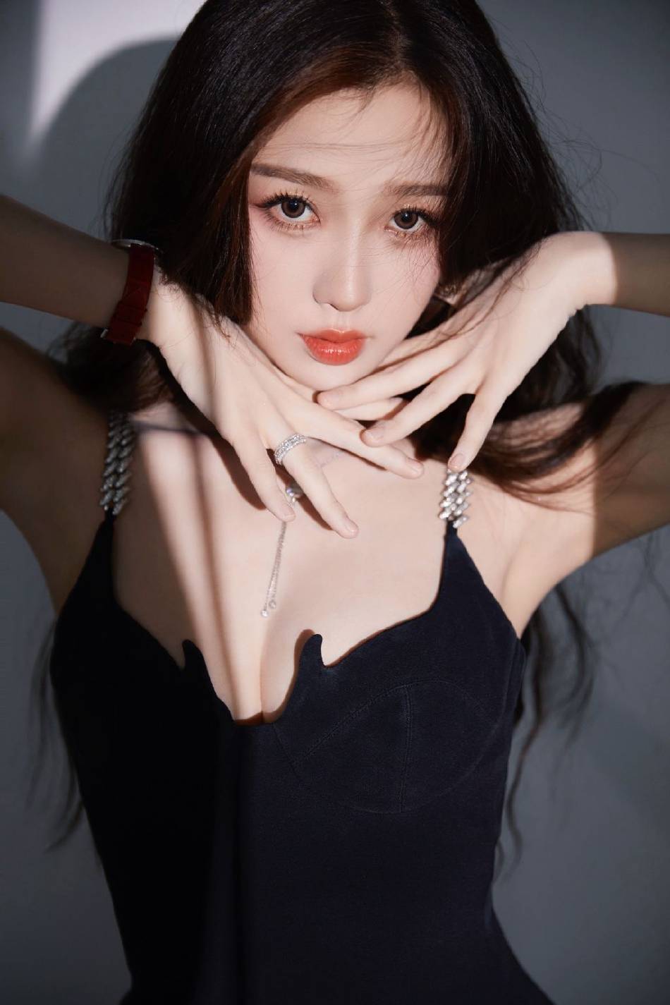 虞书欣珠链吊带小黑裙大秀事业线!皮肤白皙性感火辣