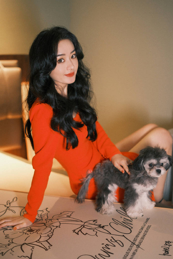 赵丽颖穿红色紧身裙大秀白皙美腿！港风韵味十足美得让人窒息