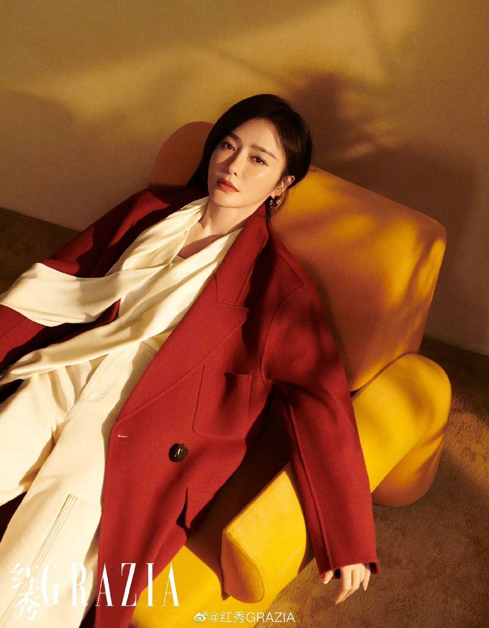 秦岚穿黑色抹胸裙大秀白皙美腿！气场强大性感撩人