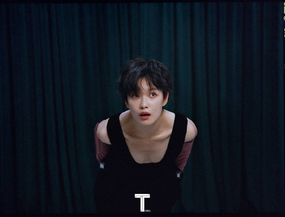 倪妮穿黑色宽带深V大秀事业线!短发性感火辣