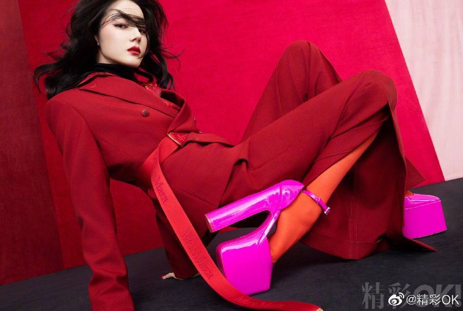 迪丽热巴穿红色长裙大秀美背超妩媚!雪肤玉貌太性感撩人