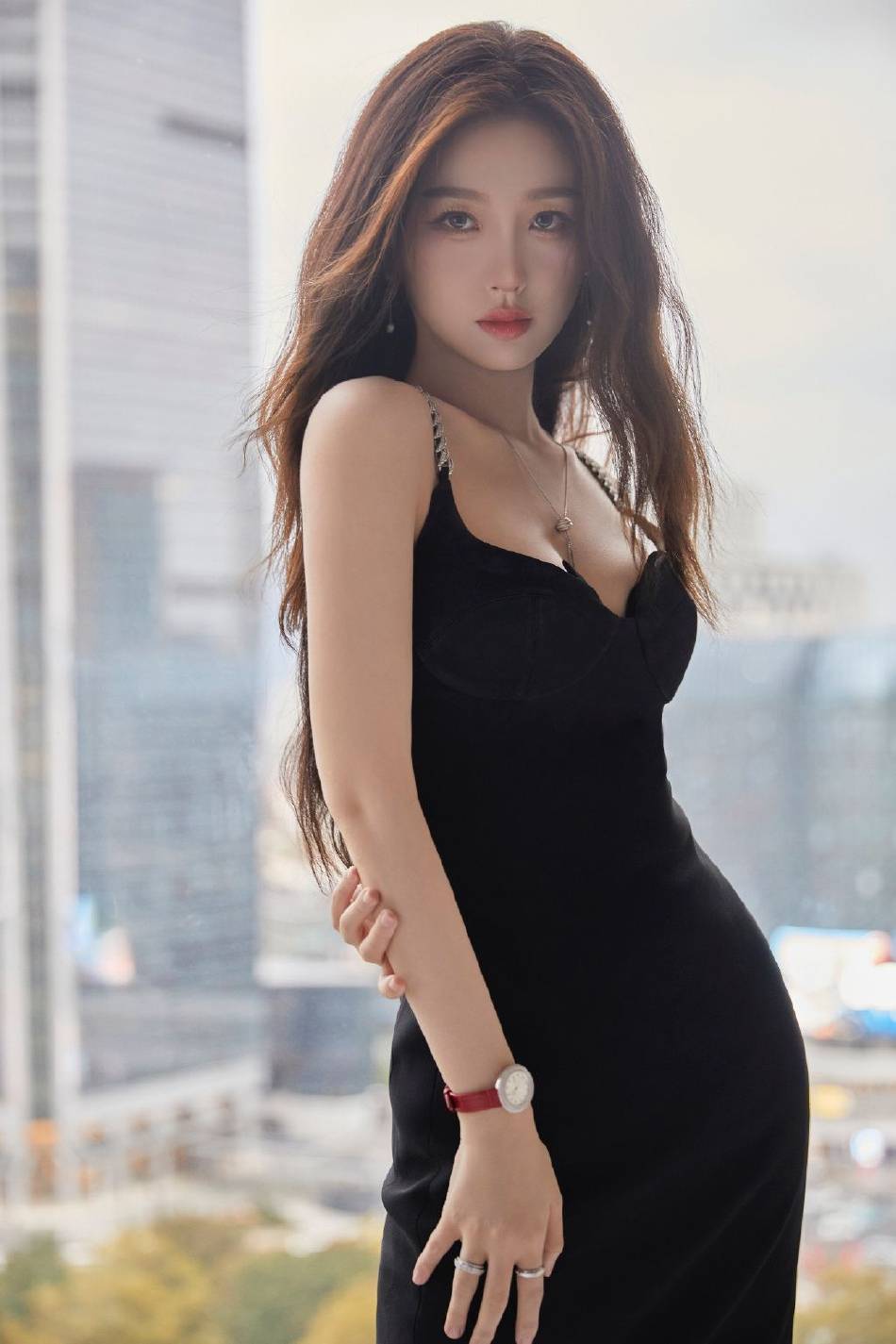 虞书欣珠链吊带小黑裙大秀事业线!皮肤白皙性感火辣