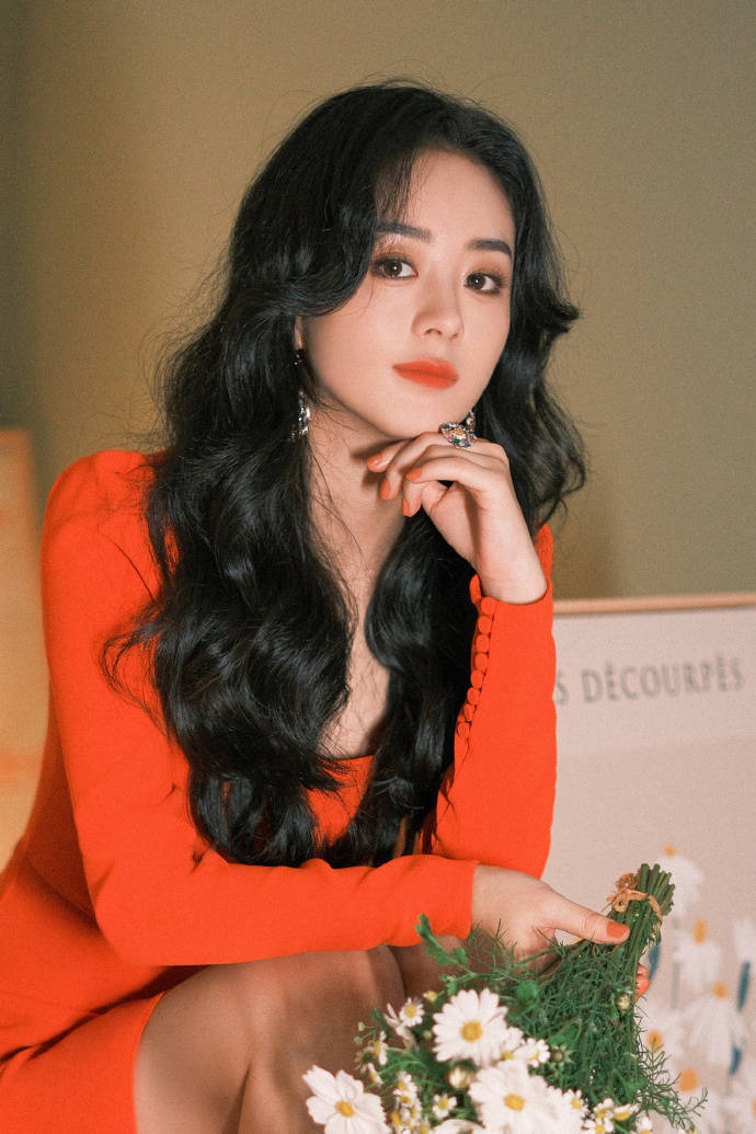 赵丽颖穿红色紧身裙大秀白皙美腿！港风韵味十足美得让人窒息