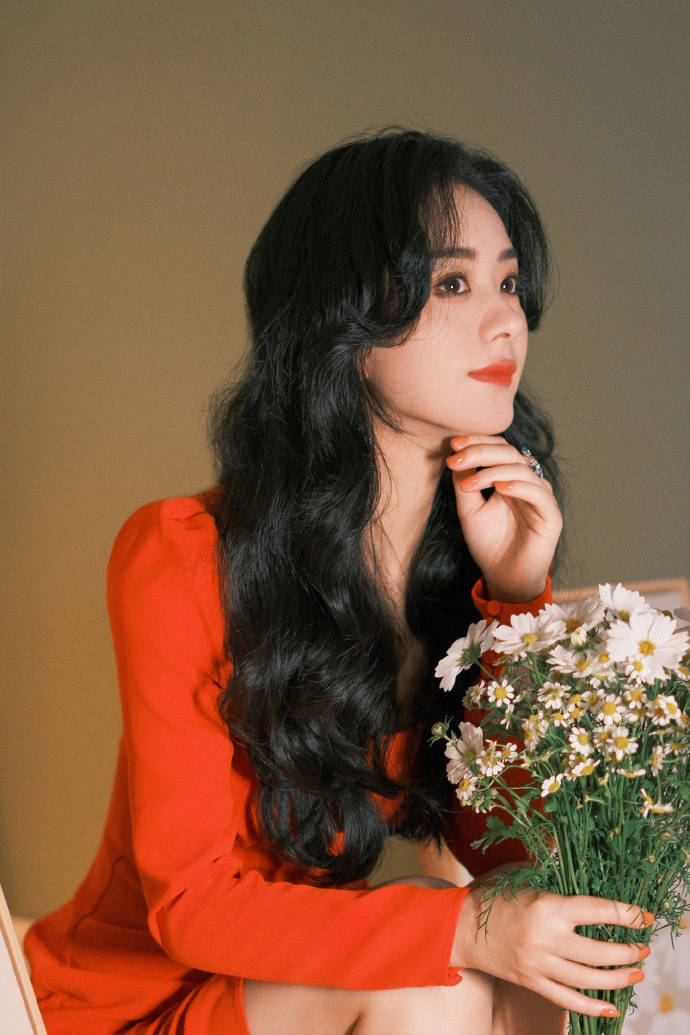 赵丽颖穿红色紧身裙大秀白皙美腿！港风韵味十足美得让人窒息