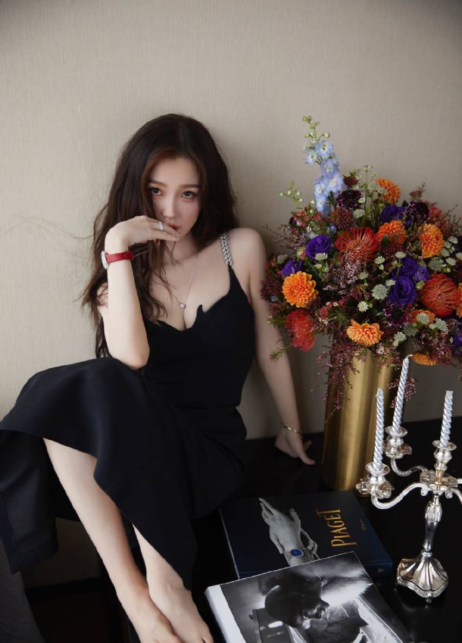 虞书欣珠链吊带小黑裙大秀事业线!皮肤白皙性感火辣