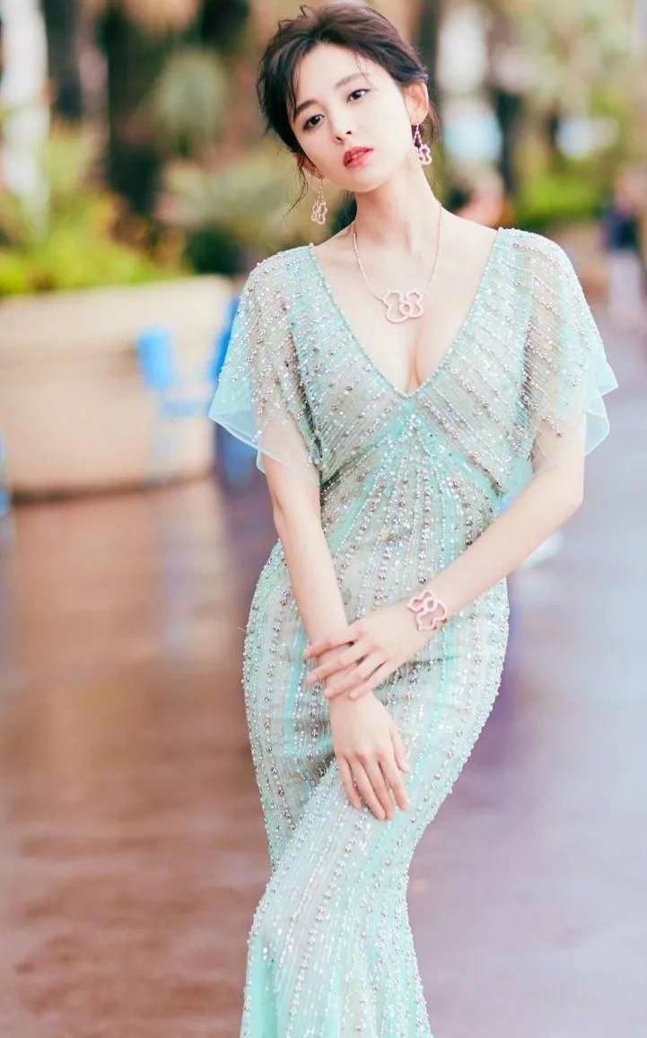 古力娜扎美图大秀事业线！雪肤玉貌魔鬼身材太性感火辣