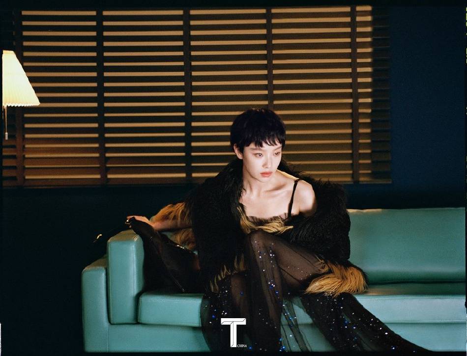 倪妮穿黑色宽带深V大秀事业线!短发性感火辣