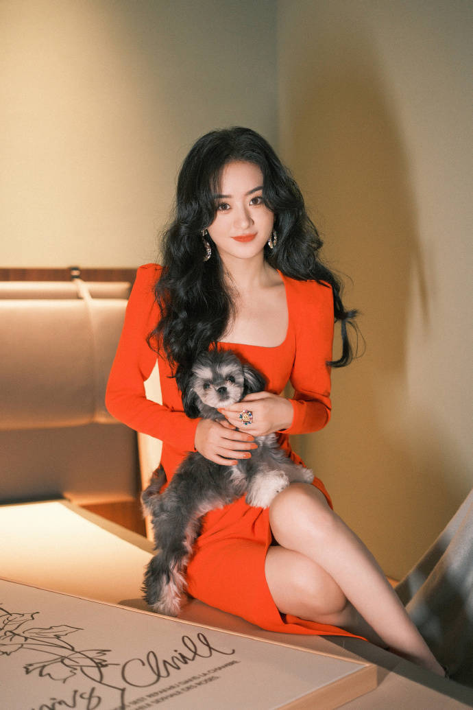 赵丽颖穿红色紧身裙大秀白皙美腿！港风韵味十足美得让人窒息