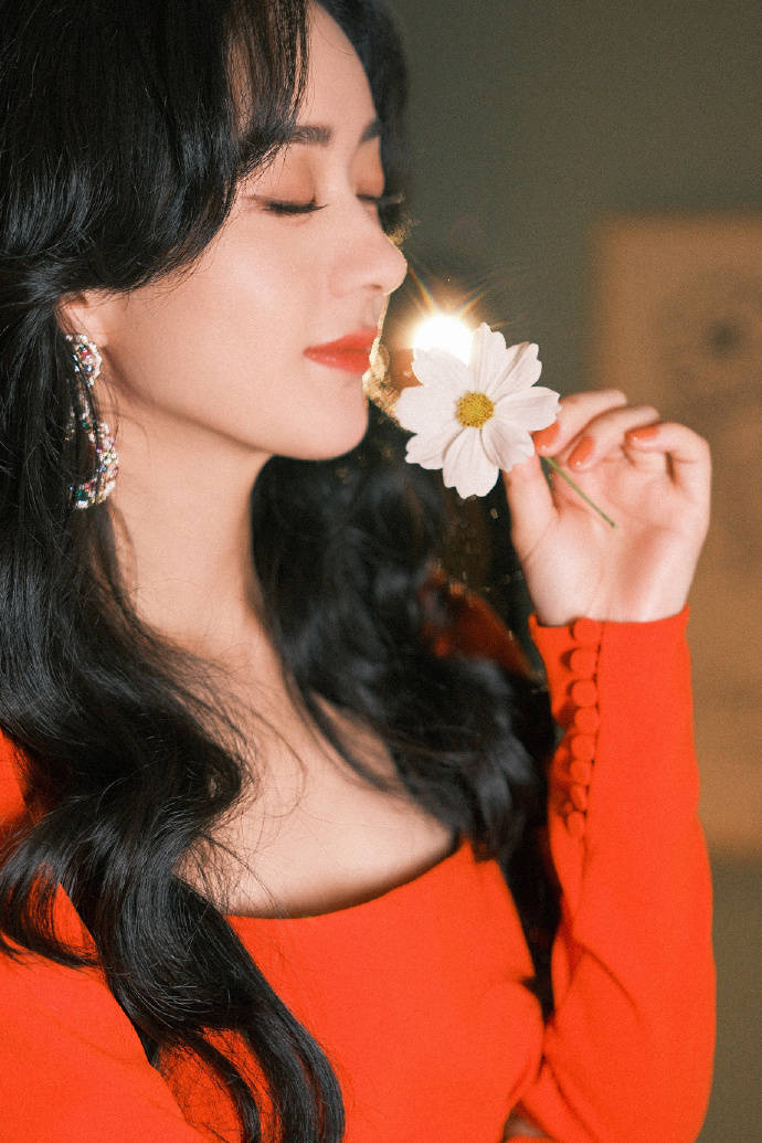 赵丽颖穿红色紧身裙大秀白皙美腿！港风韵味十足美得让人窒息