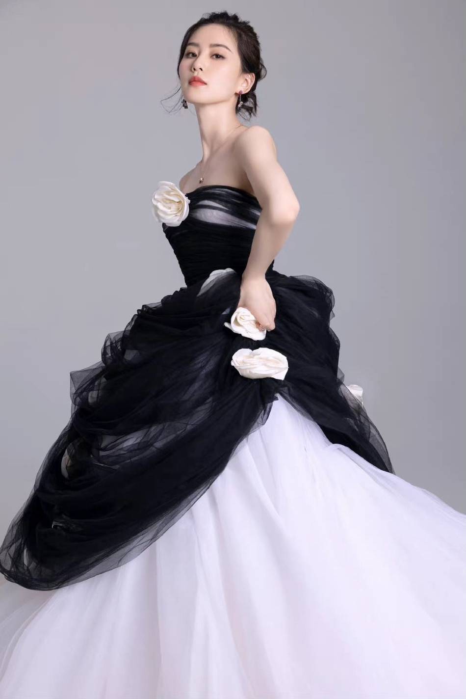 刘诗诗穿黑白抹胸纱裙大秀香肩！冷艳美人气质优雅大方
