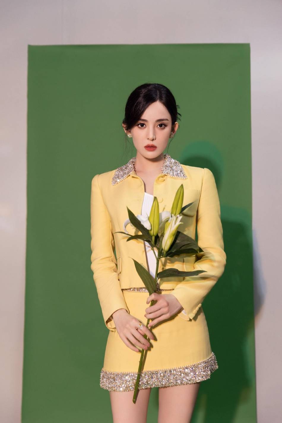 古力娜扎奶黄色短裙大秀长腿！雪肤玉貌曼妙身材美呆了