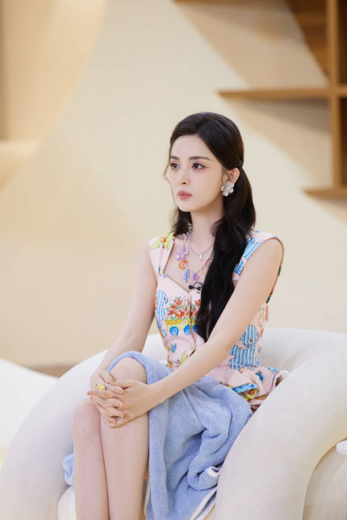 娜扎穿童趣糖果系印花裙超靓!香肩大长腿太美艳