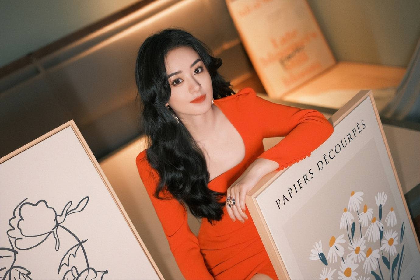 赵丽颖穿红色紧身裙大秀白皙美腿！港风韵味十足美得让人窒息