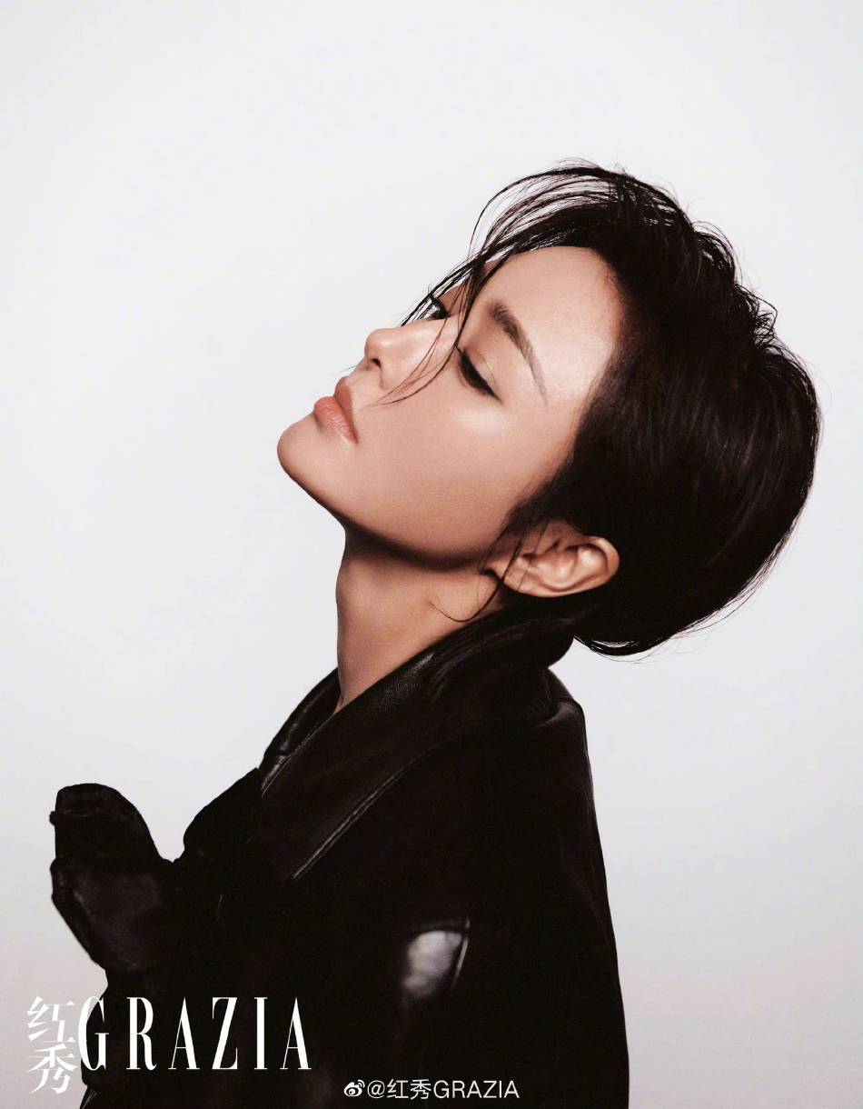 秦岚穿黑色抹胸裙大秀白皙美腿！气场强大性感撩人