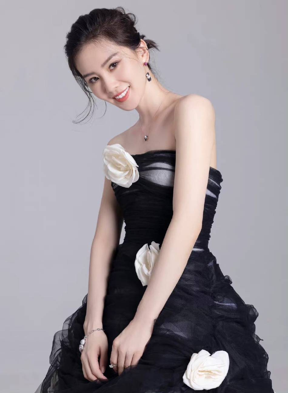 刘诗诗穿黑白抹胸纱裙大秀香肩！冷艳美人气质优雅大方