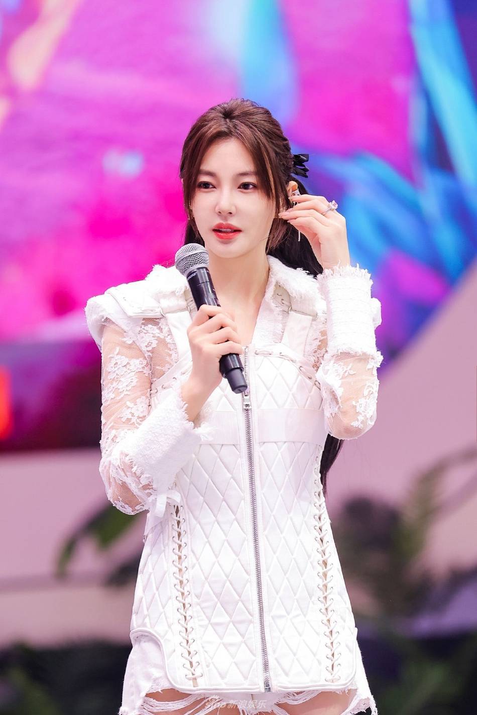 张雨绮穿修身套装凸显曼妙身材!双手拿话筒的样子美艳动人