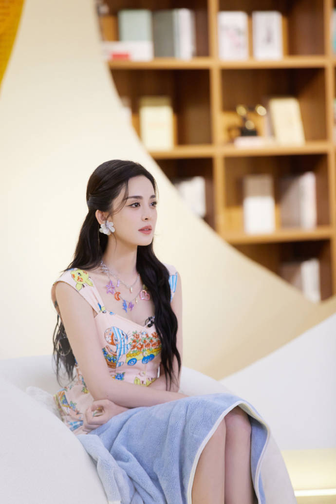 娜扎穿童趣糖果系印花裙超靓!香肩大长腿太美艳