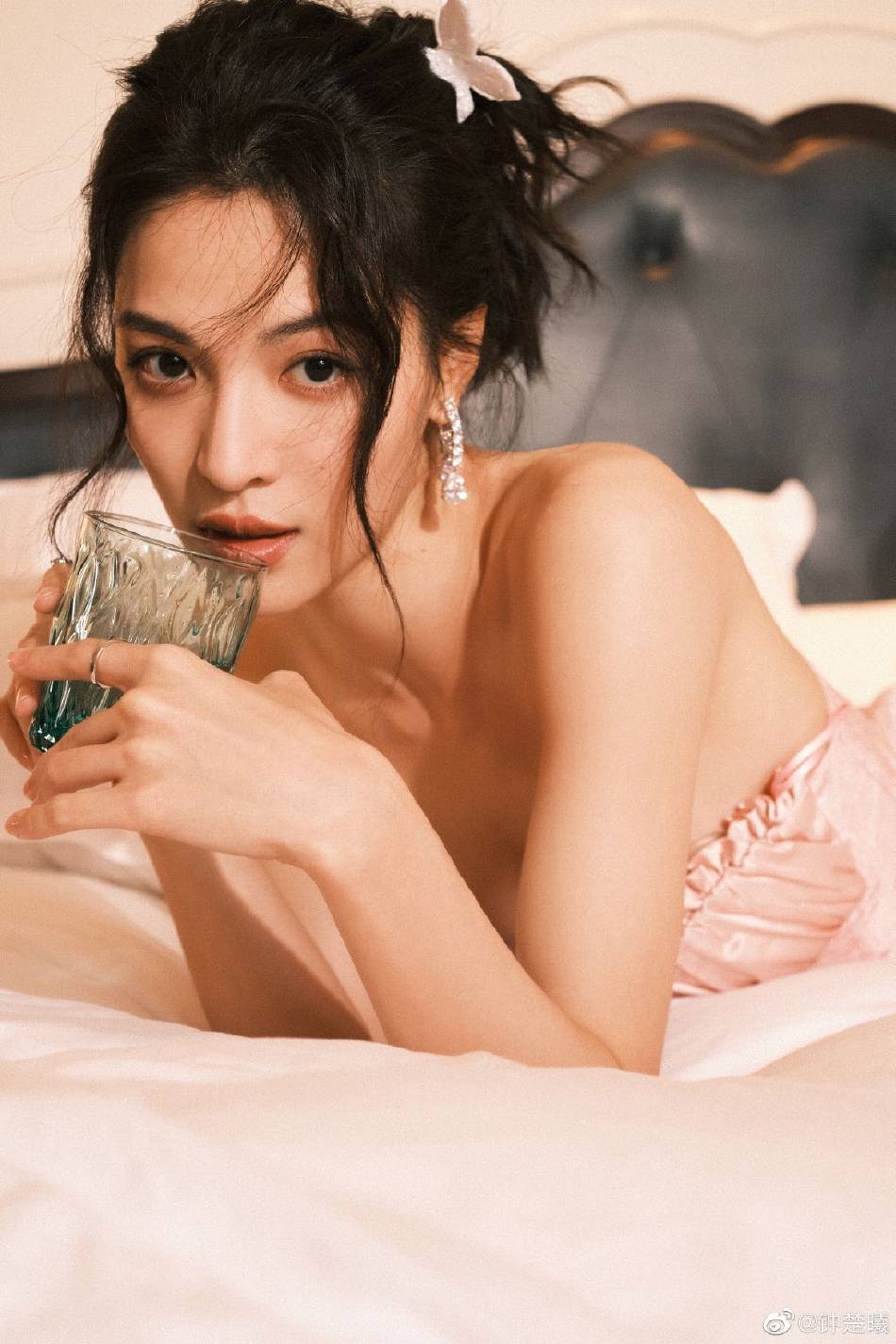 钟楚曦穿抹胸短裙露出事业线!凹凸有致身材长腿性感撩人