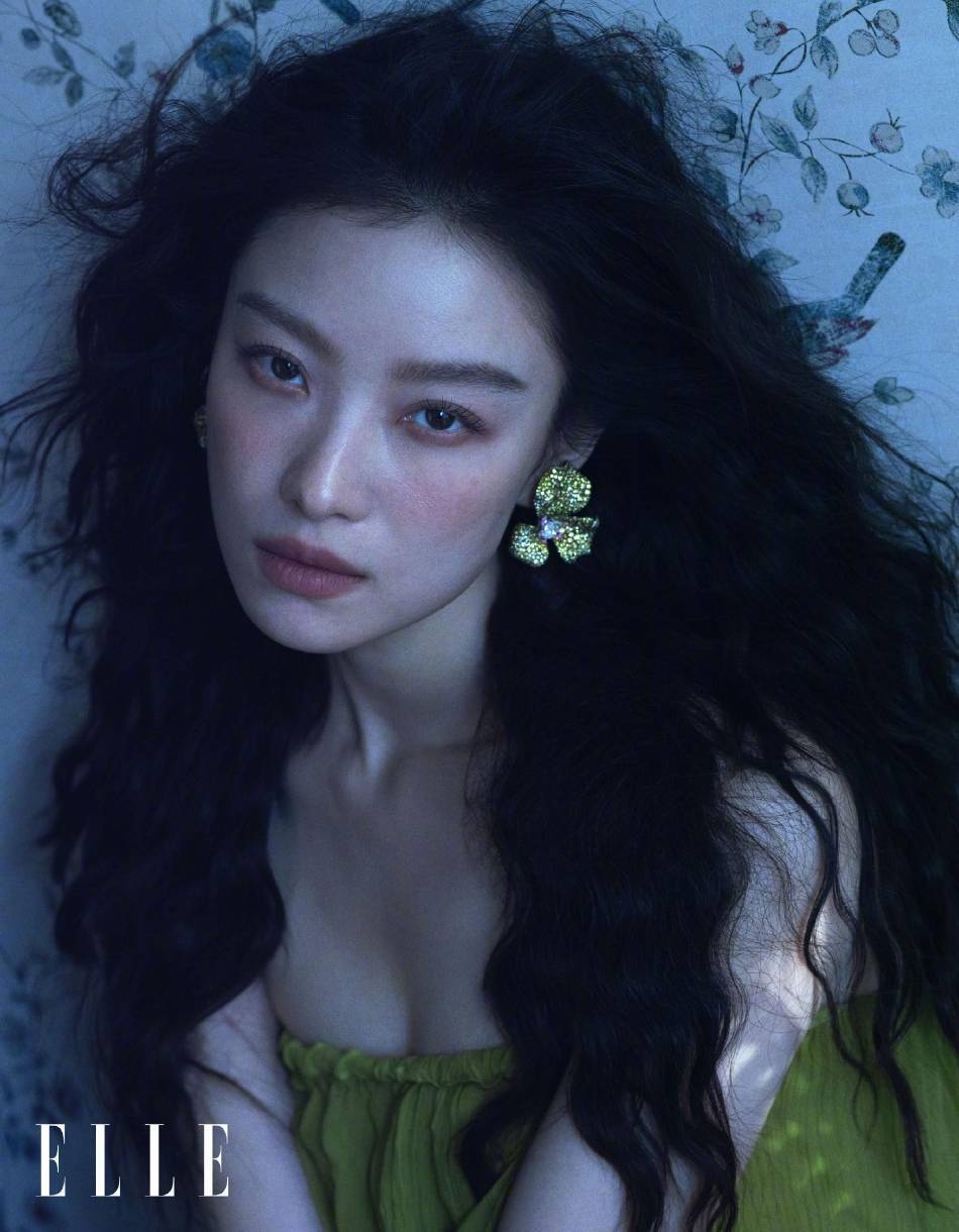 倪妮穿短裙大秀白皙长腿！身材性感柔美动人