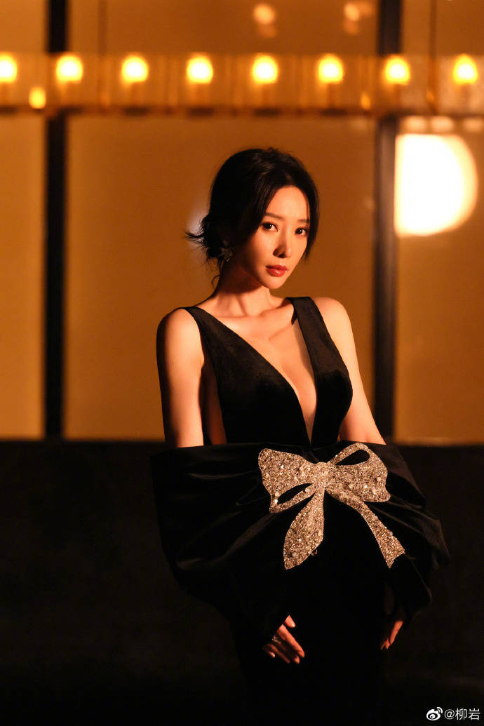 杨颖柳岩关晓彤钟楚曦王楚然红毯争艳!众多美女性感火辣