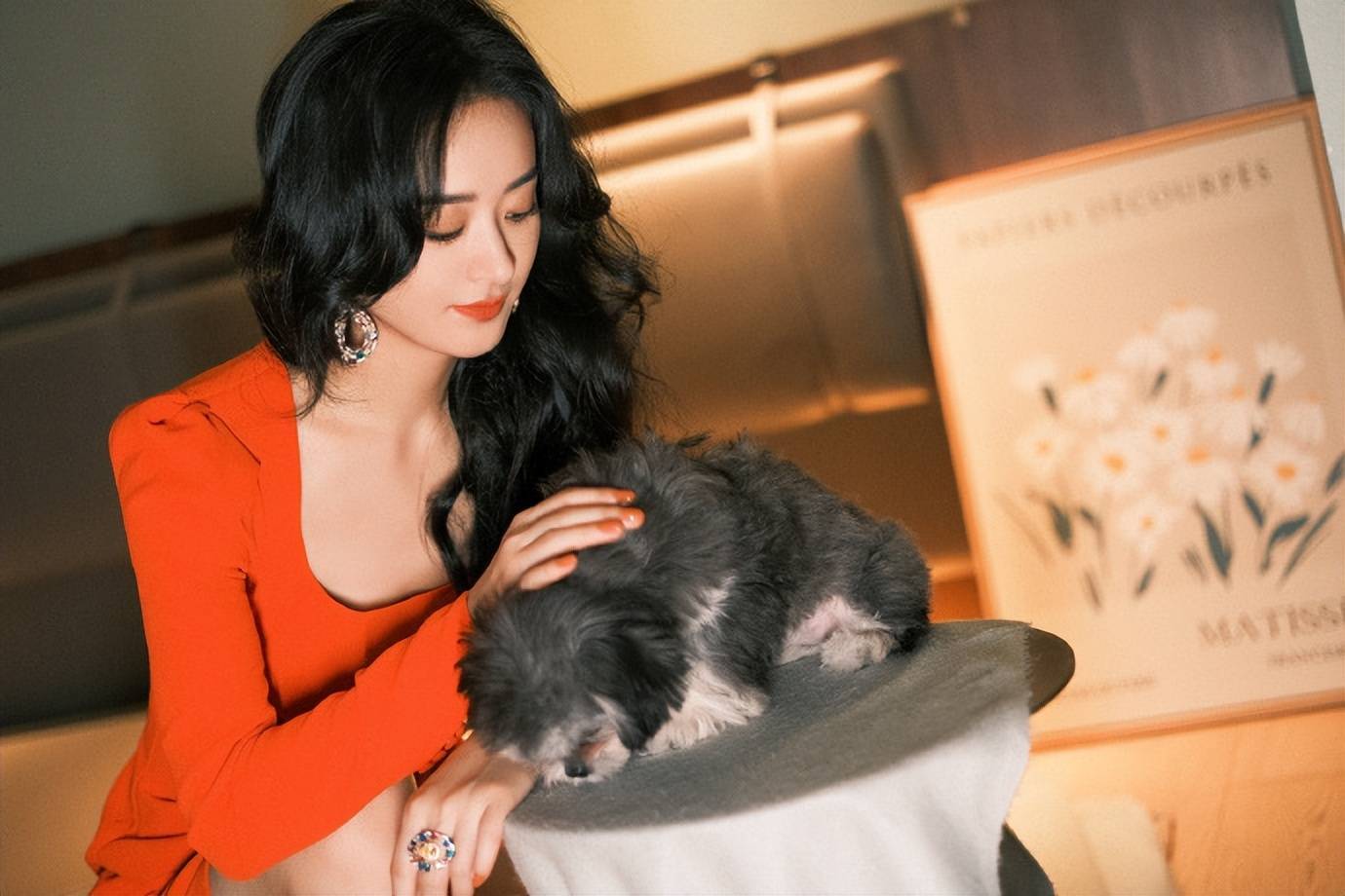 赵丽颖穿红色紧身裙大秀白皙美腿！港风韵味十足美得让人窒息