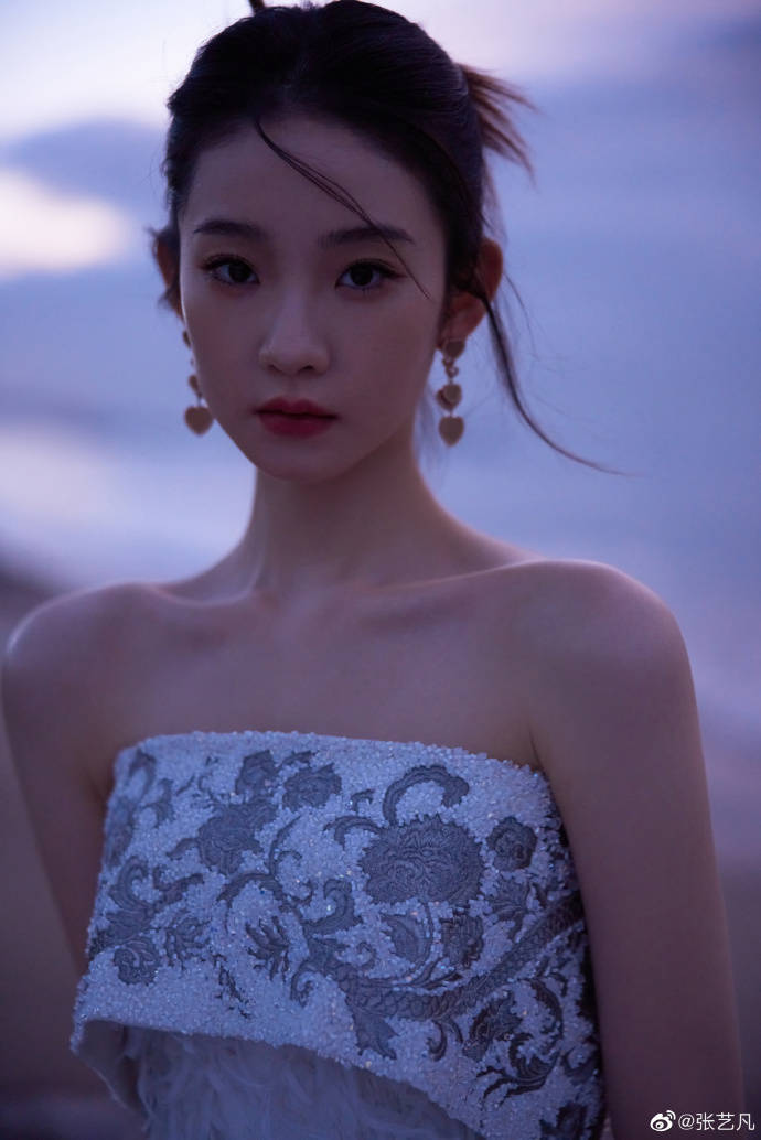 杨颖柳岩关晓彤钟楚曦王楚然红毯争艳!众多美女性感火辣