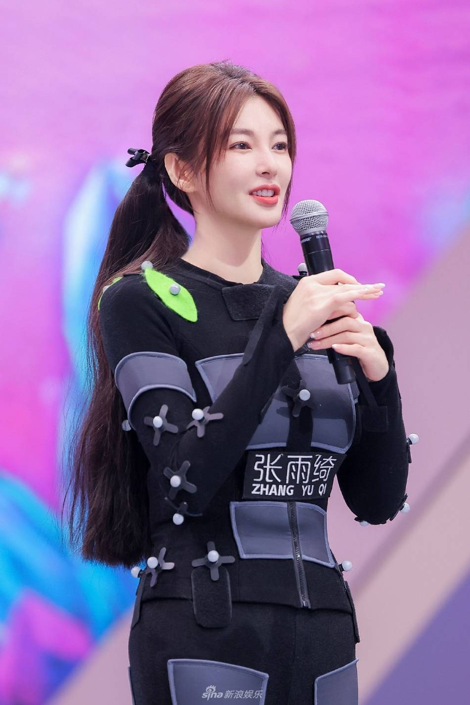 张雨绮穿修身套装凸显曼妙身材!双手拿话筒的样子美艳动人