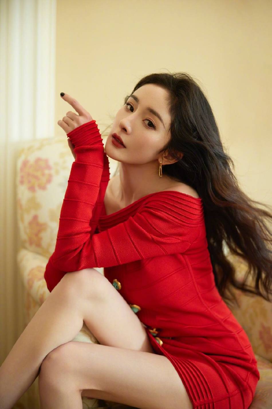 杨幂穿热辣红裙大秀纤细长腿!明艳动人魅力十足