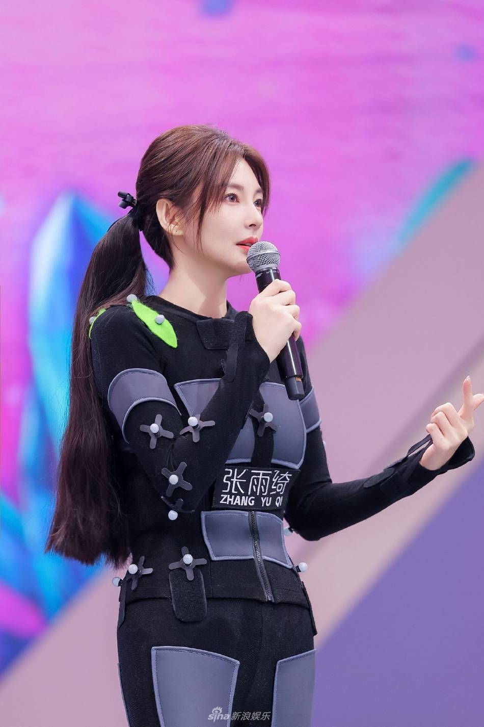 张雨绮穿修身套装凸显曼妙身材!双手拿话筒的样子美艳动人