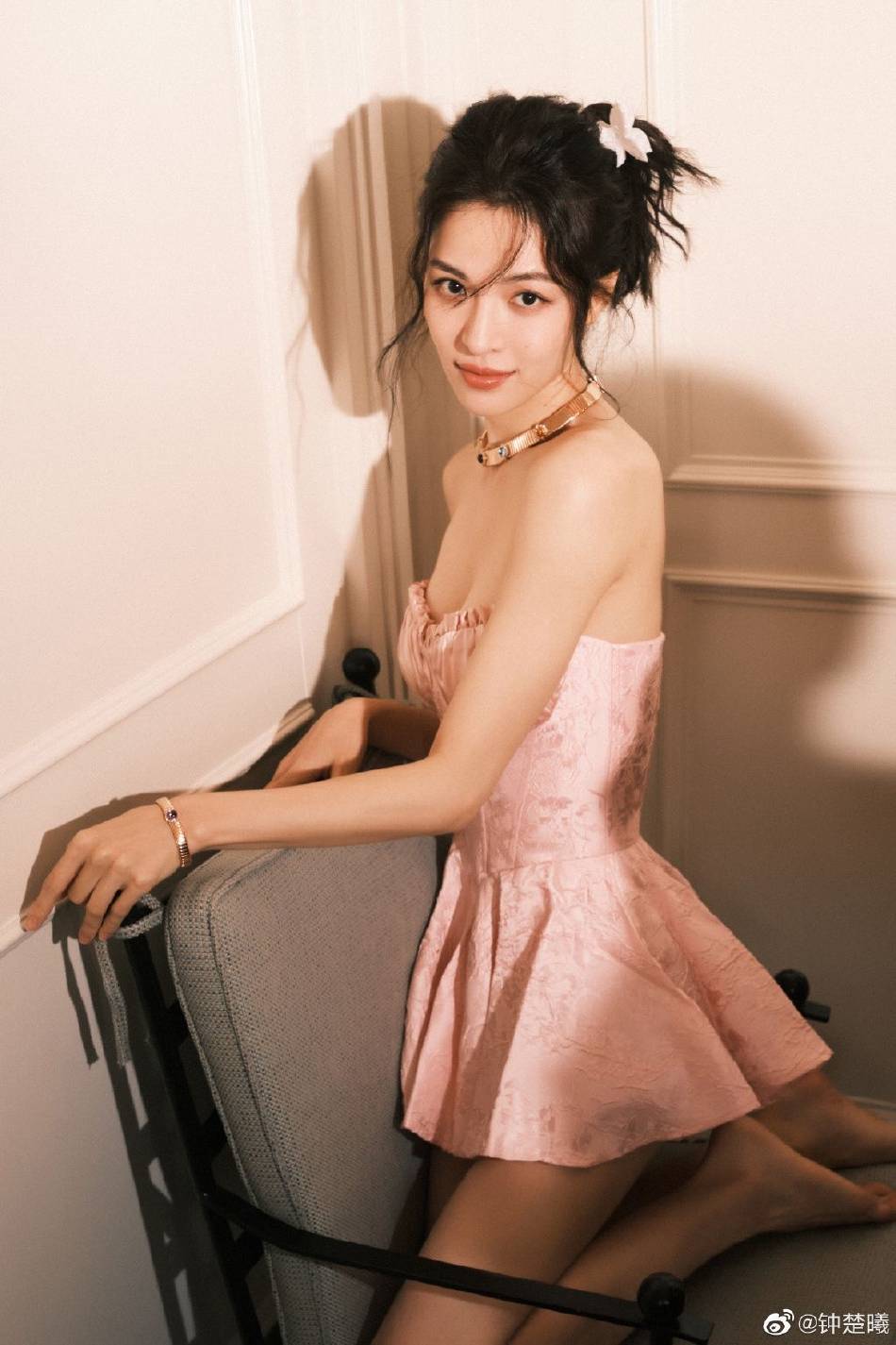 钟楚曦穿抹胸短裙露出事业线!凹凸有致身材长腿性感撩人