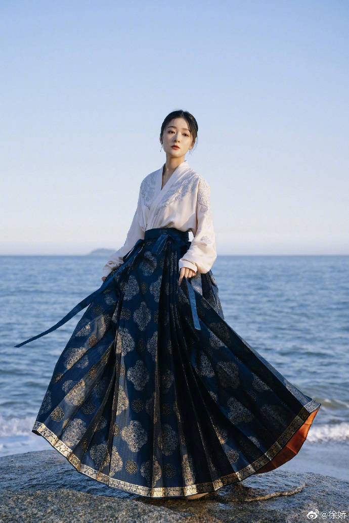 杨颖柳岩关晓彤钟楚曦王楚然红毯争艳!众多美女性感火辣