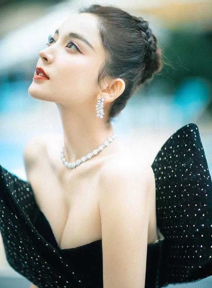 古力娜扎美图大秀事业线！雪肤玉貌魔鬼身材太性感火辣