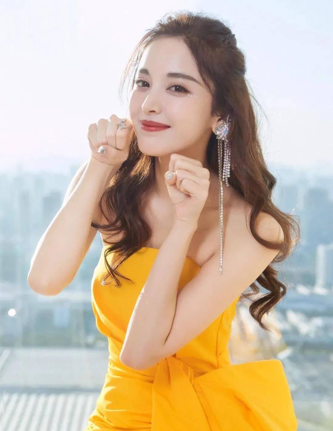 古力娜扎美图大秀事业线！雪肤玉貌魔鬼身材太性感火辣