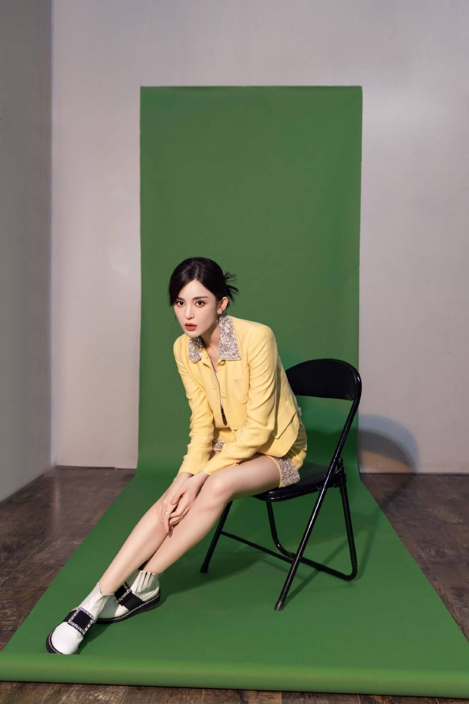 古力娜扎奶黄色短裙大秀长腿！雪肤玉貌曼妙身材美呆了