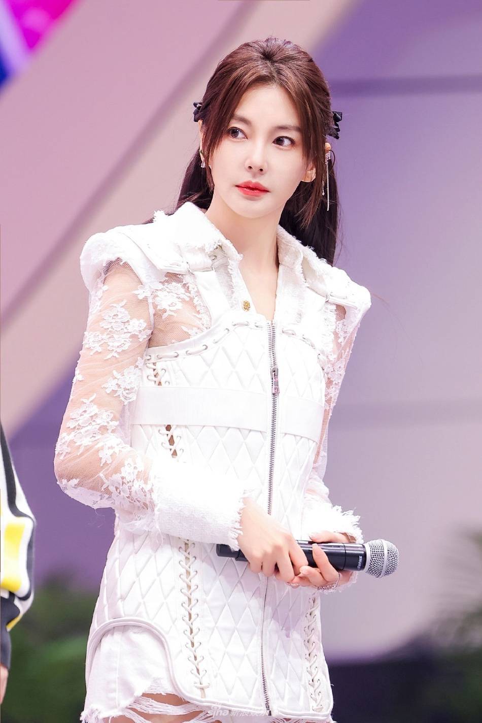 张雨绮穿修身套装凸显曼妙身材!双手拿话筒的样子美艳动人